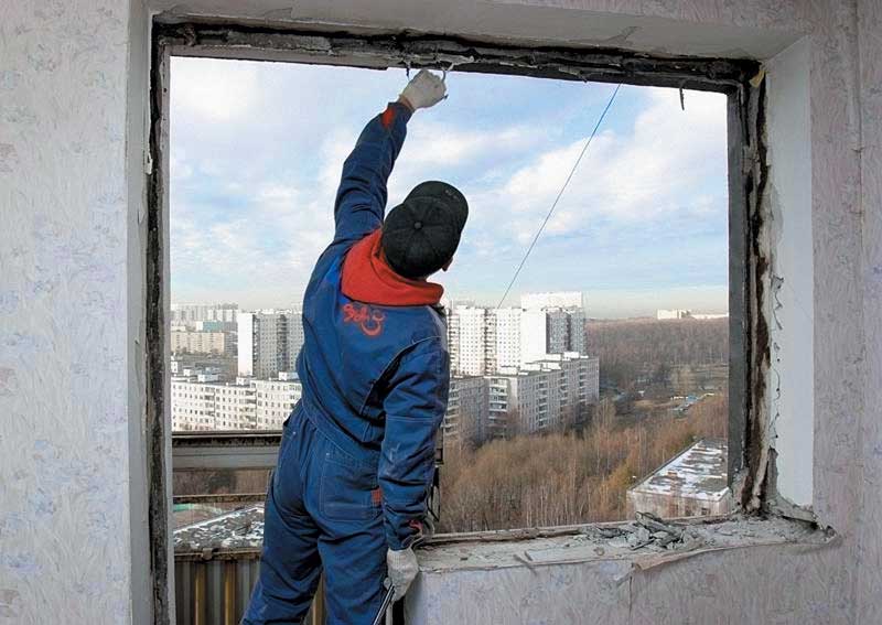 Демонтаж старого остекления балкона Щербинка
